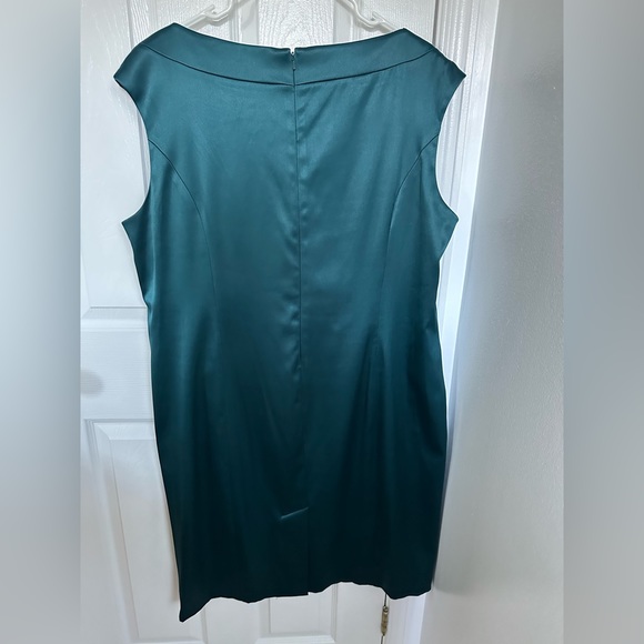 Green dress - Picture 5 of 5